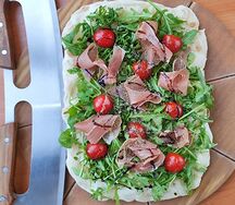 Римская пицца с рукколой и прошутто