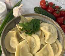 Домашние вареники с картошкой и шкварками
