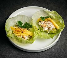 Айсберг-тако с креветками и манго