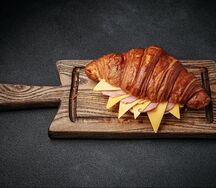 Круассан с сыром и ветчиной