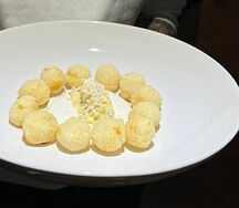 Сырники с маракуйей, сгущенкой и сметаной