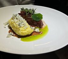 Щечки с картофельным пюре и горгонзолой