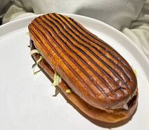 Sandwich со свининой и соленым огурцом