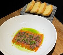 Лосось гравлакс с сальсой из каперсов и лимона