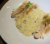 Курица с грибным орзо и трюфельным маслом 