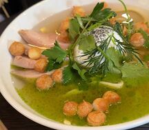 Бульон куриный с яйцом и профитролями