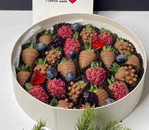 Круглая подарочная композиция из клубники в молочном шоколаде М