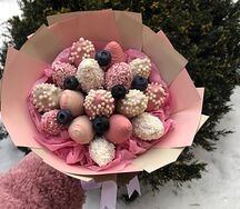 Букет из клубники в белом и розовом шоколаде Нежность