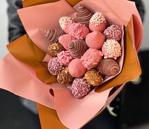 Букет из клубники в молочном и розовом шоколаде Cosmo