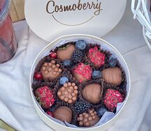 Круглая подарочная композиция из клубники в молочном шоколаде S