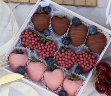 Подарочный бокс из клубники в шоколаде S Мона Лиза