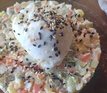 Оливье с копченой курицей и яйцом пашот