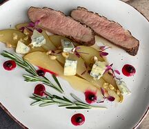 Утиное магре с карамелизованной грушей и сыром дорблю