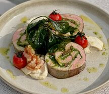 Медальоны из свиной вырезки с соусом песто и кедровыми орешками 