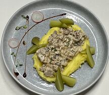 Бефстроганов из говядины в сметанном соусе с грибами и картофельным пюре