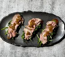 Брускетта с ростбифом и соусом дорблю