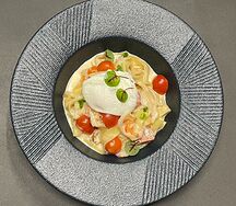 Паста с креветками, кальмарами и яйцом пашот