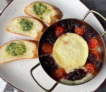 Камамбер, запечённый с томатами черри и чиабаттой