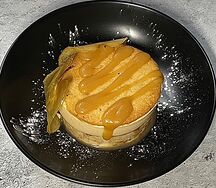 Яблочный тарт с карамельным баварским муссом и соленой карамелью