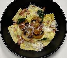 Равиоли с белыми грибами и беконом 