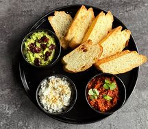 Ассорти закусок Гуакамоле, бабагануш, мухаммара