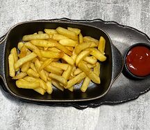 Картофель фри с томатным соусом