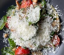 Салат с курицей, шпинатом и овощами под медово-горчичной заправкой