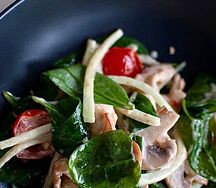 Салат с курицей, шампиньонами, шпинатом и овощами под майонезной заправкой