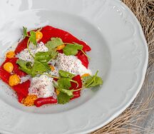 Салат с печеным перцем и страчателлой