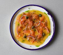Лосось с соусом из соленого лимона