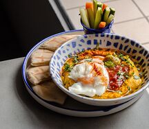 Хумус с яйцом пашот, питой и овощными палочками