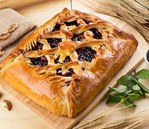 Пирог с черной смородиной, маскарпоне и грецкими орехами