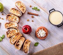 Творожный штрудель с яблоком и изюмом