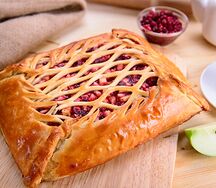 Пирог с яблоком и брусникой