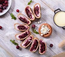Творожный штрудель с вишней и грецким орехом