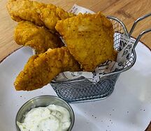 Стрипсы из индейки с чесночным соусом