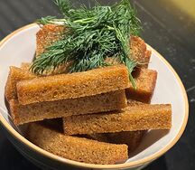 Гренки чесночные с сырным соусом