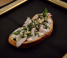 Брускетта с ветчиной, сливочным сыром и песто