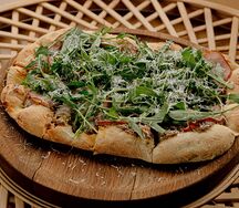 Пицца с варёно-копчёным окороком и трюфельным соусом