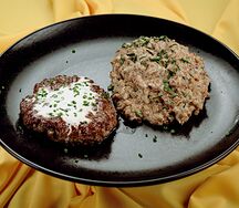 Рубленая котлета с гречотто и перечным соусом