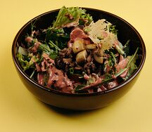 Тёплый салат с малиново-ореховым соусом