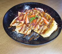 Блины с жареными бананами, нутеллой и клубникой