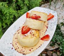 Сырники с карамельной сметаной и фруктами