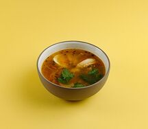 Наваристый бульон с лапшой и гренками