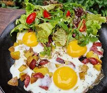 Яйца по-деревенски с охотничьими колбасками и печёным картофелем