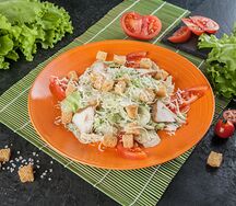Салат Цезарь с курицей