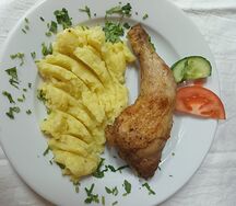 Куриный окорочок, жареный с картофельным пюре