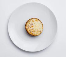 Гренка на злаковом хлебе с сыром и ветчиной