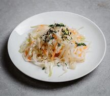 Салат с капустой и яблоком