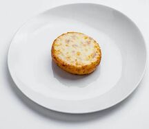 Гренка на сырном хлебе с сыром и ветчиной